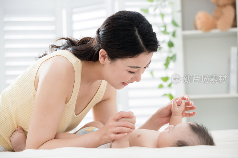 年轻妈妈和宝宝玩耍