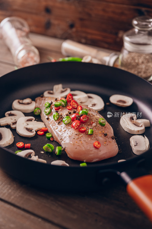 厨房料理素材-一块生鸡胸肉放在平底锅中