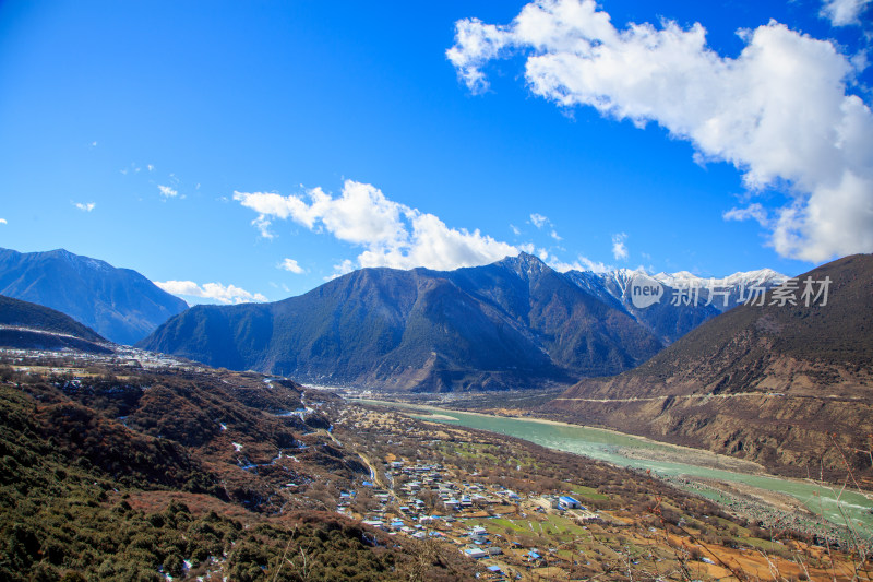 中国西藏林芝雅鲁藏布江苯日神山旅游区