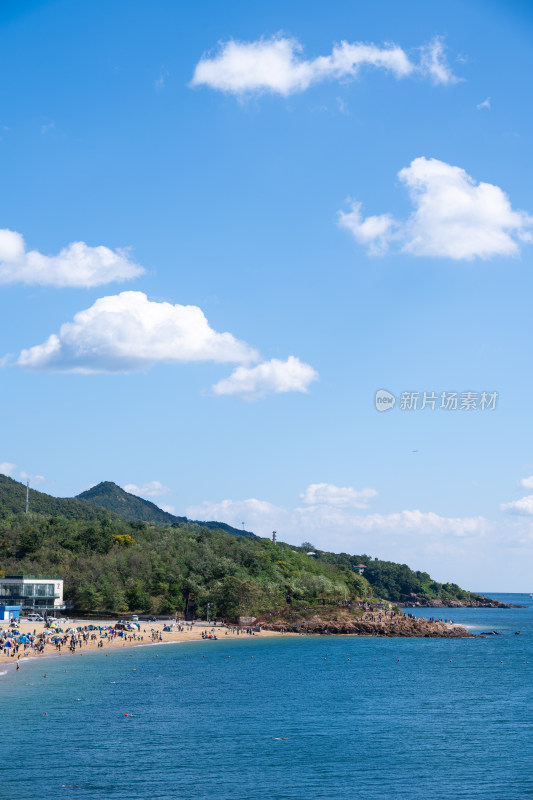 蓝天白云下的大连傅家庄公园海滨浴场