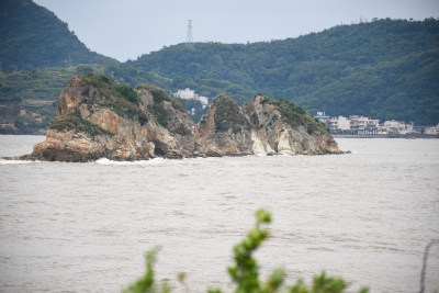 海中的礁石与远山构成的自然景致