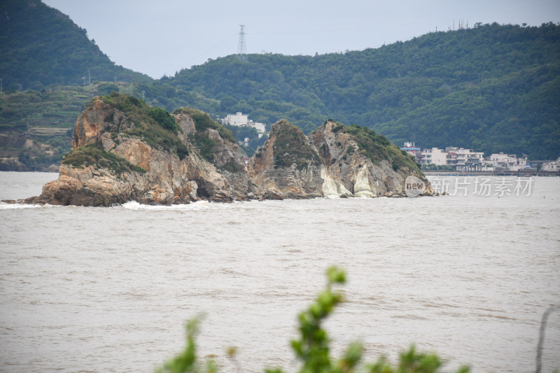 海中的礁石与远山构成的自然景致