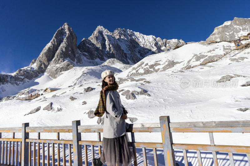 美女在云南丽江玉龙雪山旅行