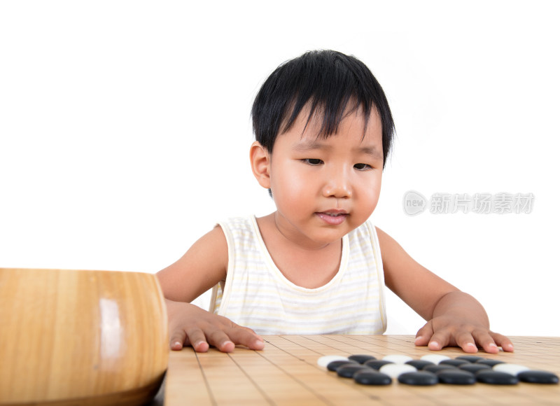 观察棋盘上棋子的中国小女孩