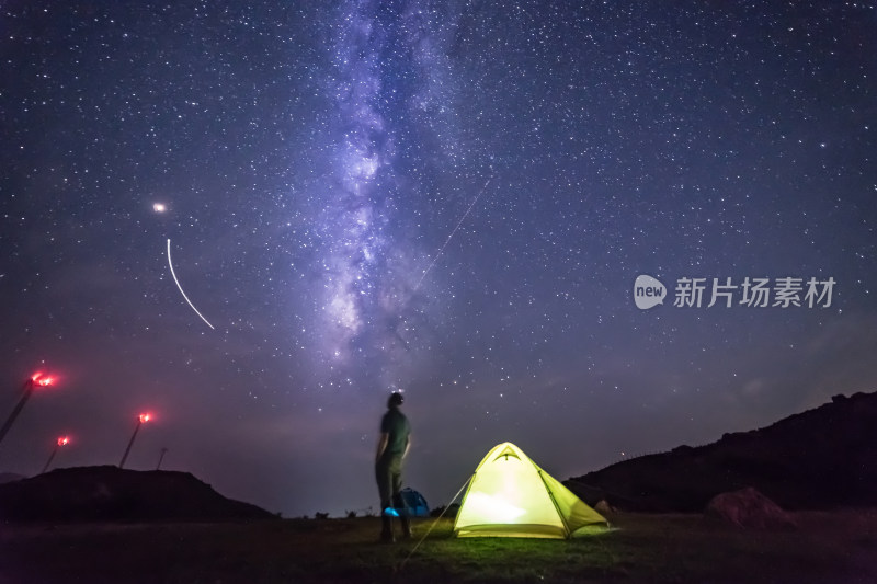 夜晚山顶观星的人