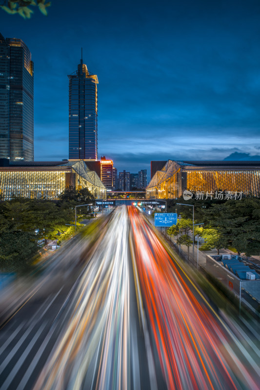 城市道路车流与高楼夜景
