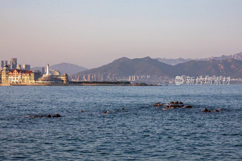 黄昏落日时青岛小麦岛公园自然风景城市景观