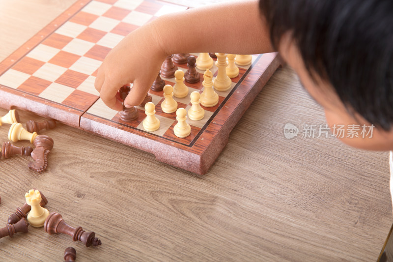 小孩子正在学习下国际象棋