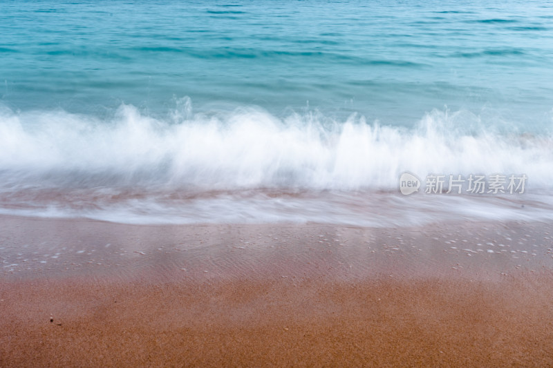 海浪拍打沙滩景象