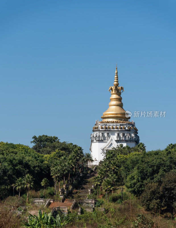 废弃的佛教建筑和佛像