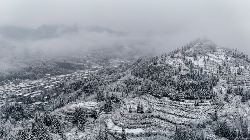 重庆酉阳：大雪纷飞赏雪忙