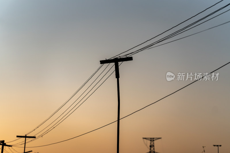 天空背景下的电塔