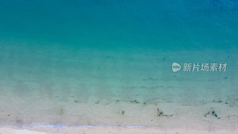 俯拍清澈海滩海水