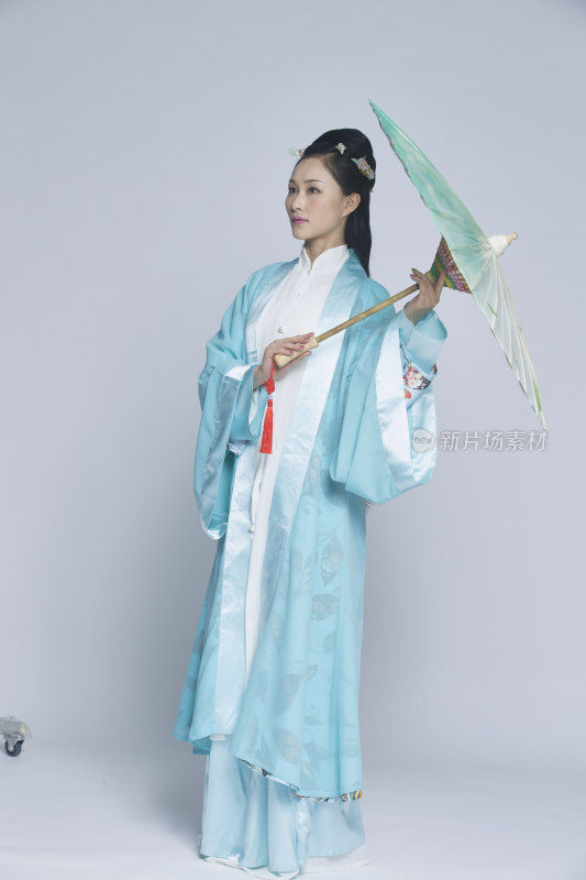 身穿古装的汉服女性人像（汉服影棚拍摄）