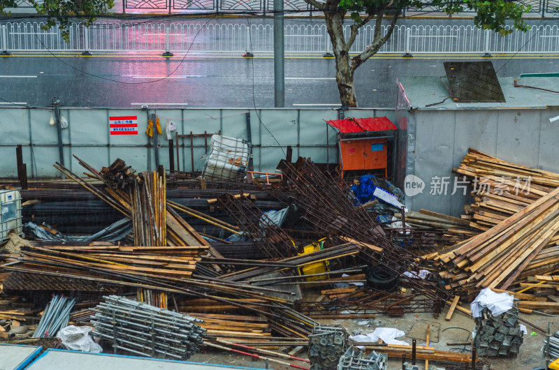 城市雨中工地里堆积的建筑材料