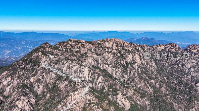 壮丽嶙峋的山峰自然风光