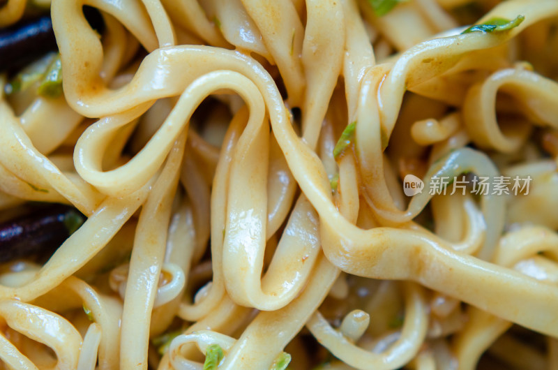 调味的面条特写