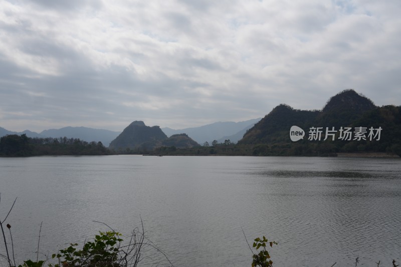 阴天的湖泊山水风景