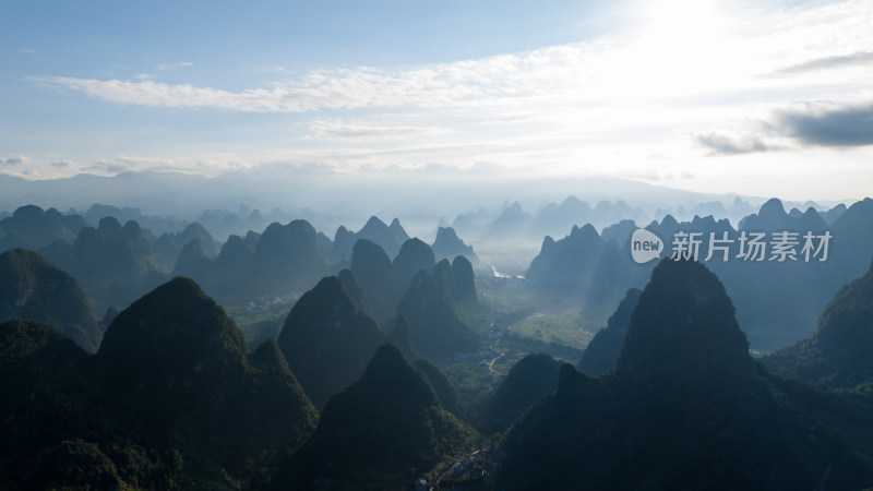 广西桂林山水水墨画 丁达尔耶稣光 清晨薄雾