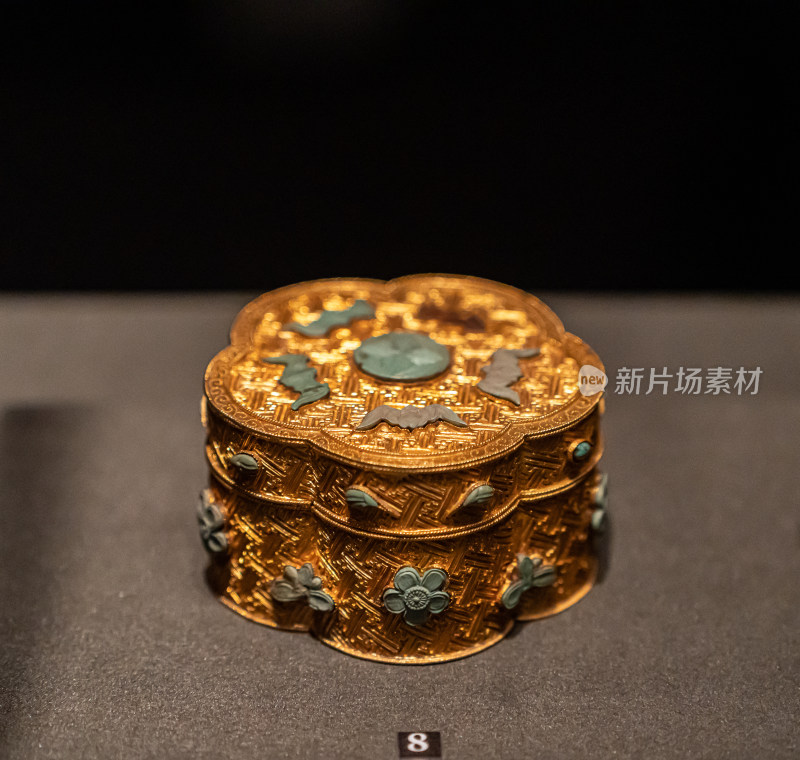 北京故宫博物院藏金嵌松石梅花式盒