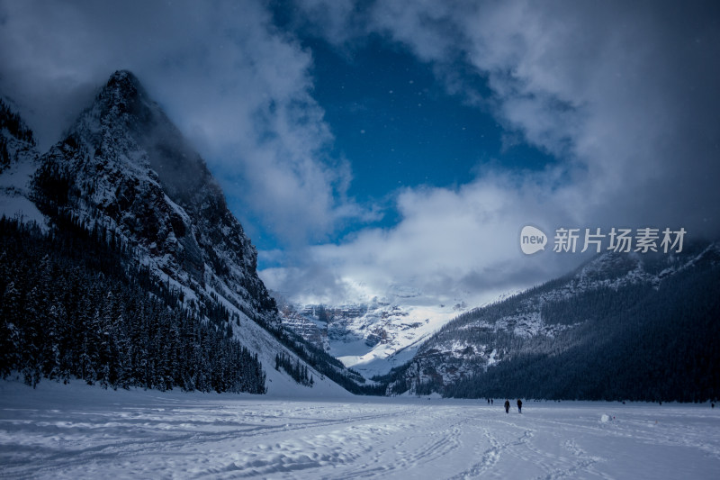 冰雪覆盖的落基山