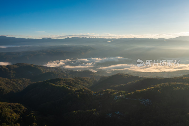 日出金光，山川云雾