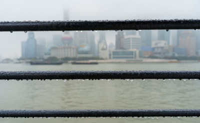 秋天雨雾中的上海外滩