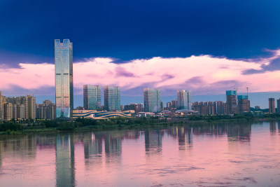 城市夜景，粉红色的晚霞