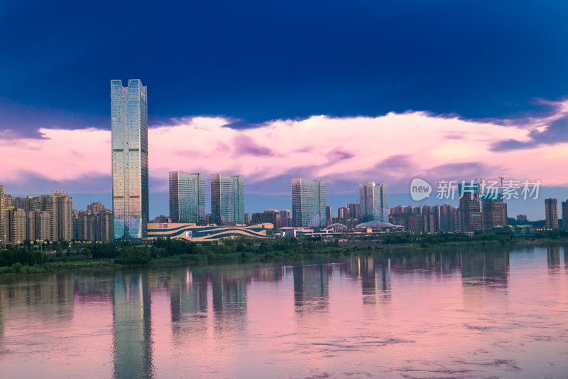 城市夜景，粉红色的晚霞