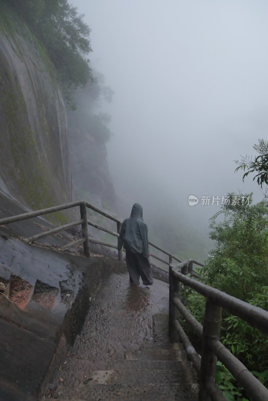 雨后大山孤独的身影