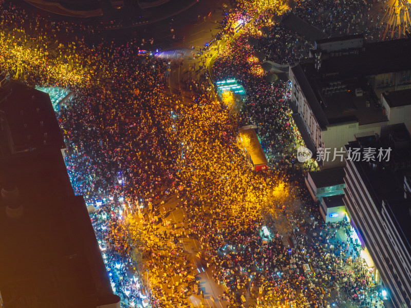 航拍西安钟楼跨年人山人海夜景