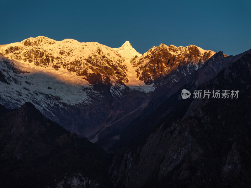 云南香格里拉雨崩村梅里雪山秋色高空航拍