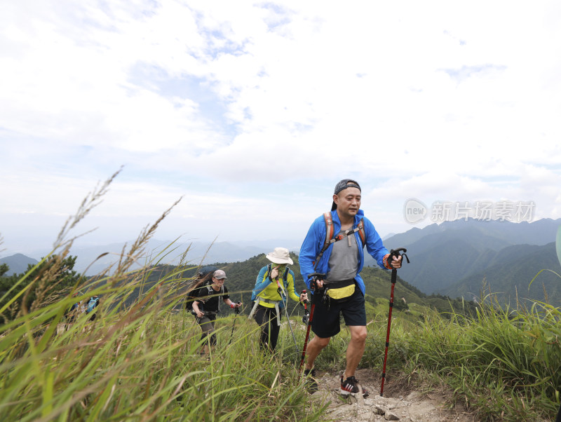 山间草地与层叠山脉风景  武功山 徒步