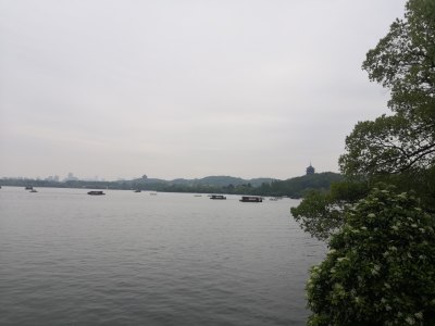 湖面船只与远处山峦景观