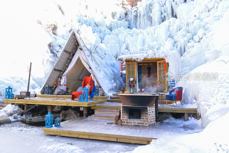 济南九如山冰瀑山间木屋冰雪景观