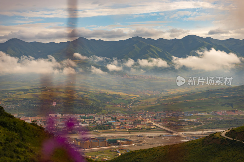 高角度俯瞰城市景观和群山