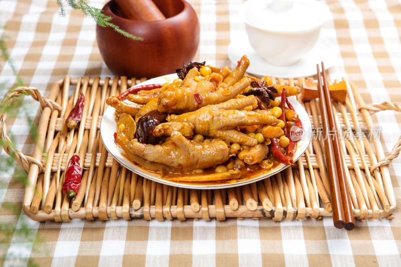 营养滋补黄豆焖鸡爪