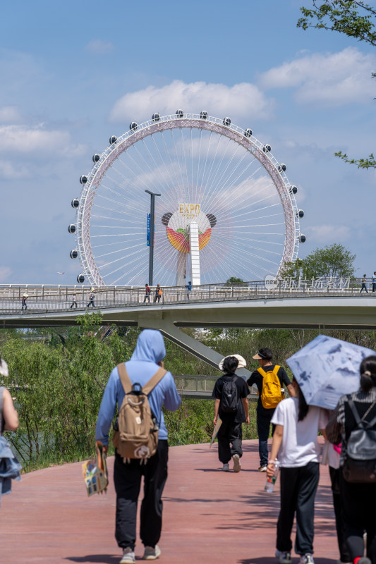 成都世界园艺博览会的园艺景色与游客