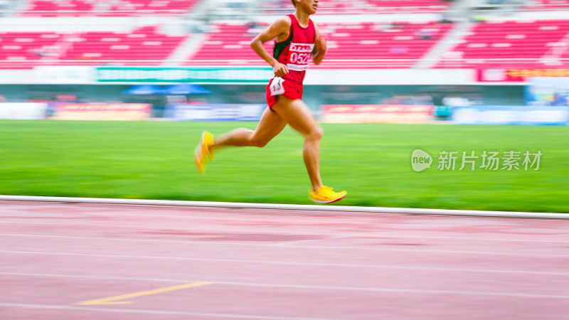 运动员在体育场跑步竞赛