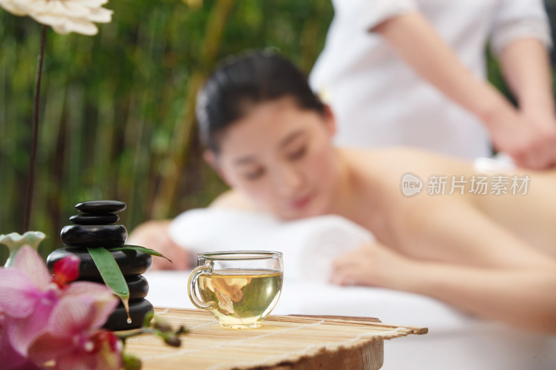 年轻女人在户外做SPA