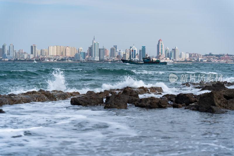 海滨城市海景与城市天际线