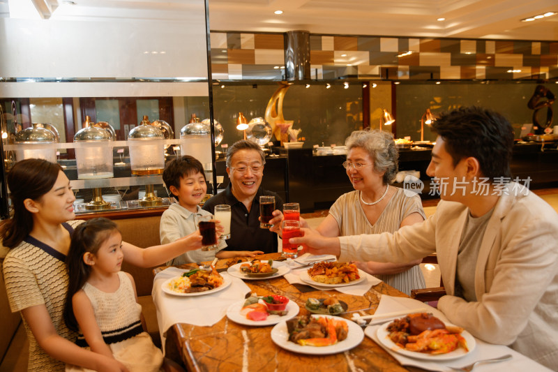 幸福家庭在餐厅用餐