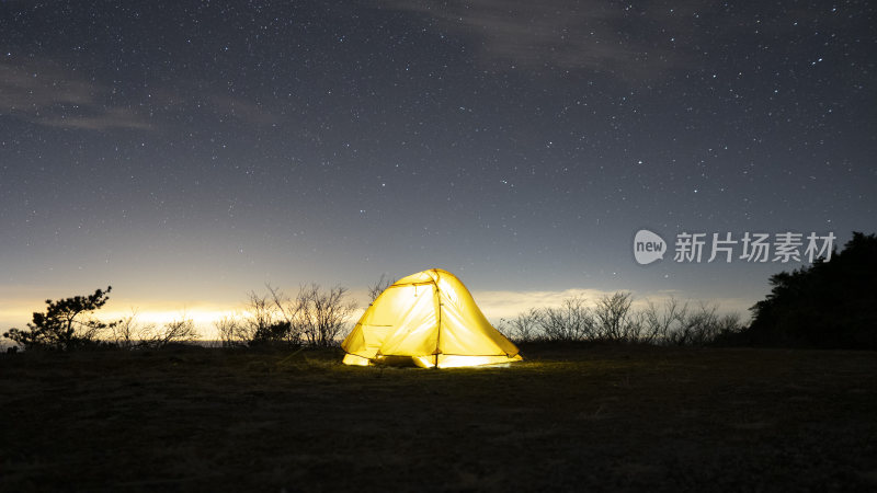 星空下山顶露营帐篷夜景