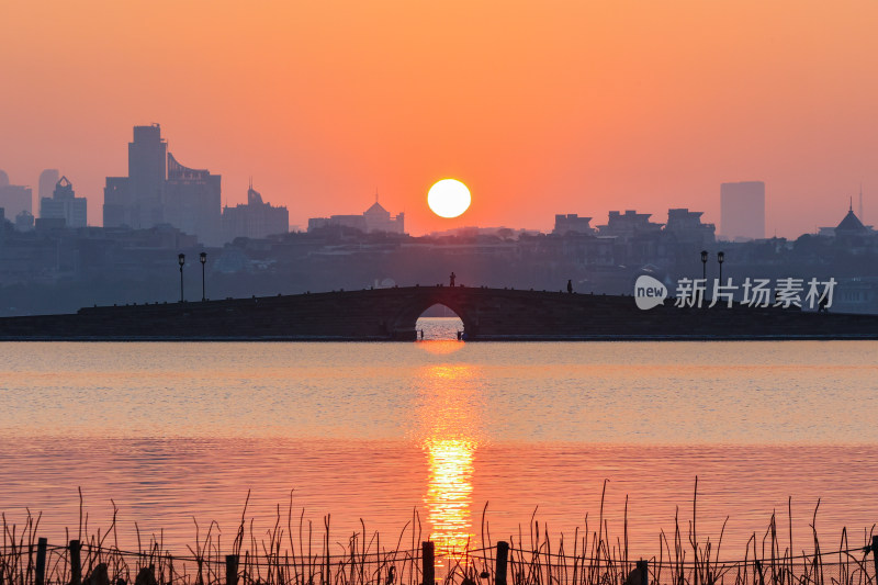 杭州西湖白堤日出风光
