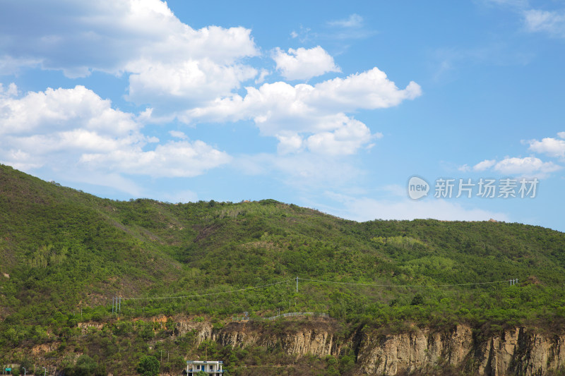 蓝天白云下的大山