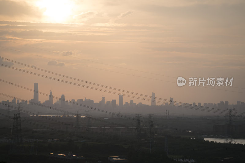 城市江畔的璀璨夜景全景