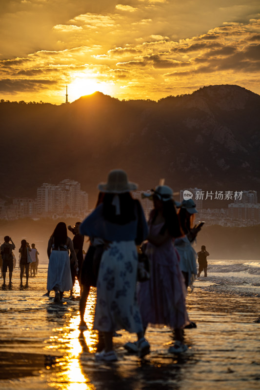 山东青岛崂山区石老人风景区海边日出景观