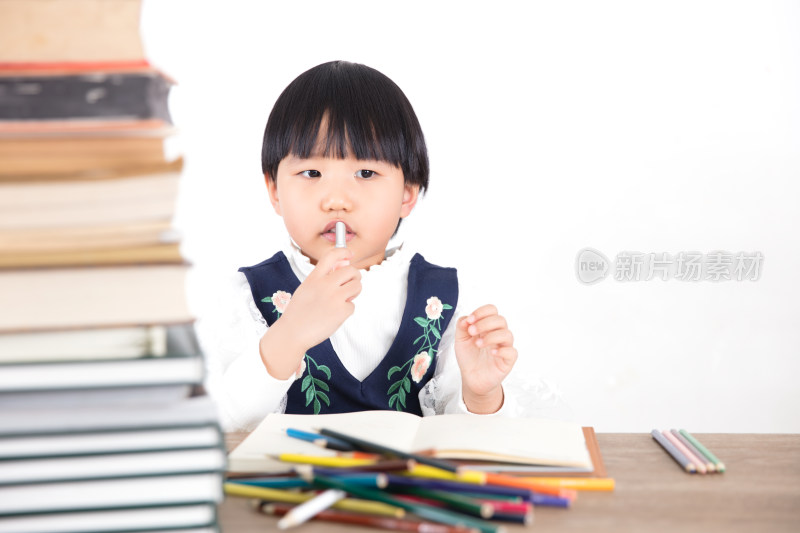 学习中给自己擦口油的小姑娘