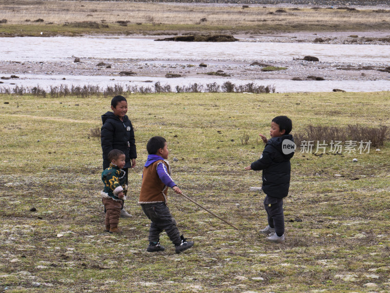 青海玉树草原上玩耍的藏族小朋友