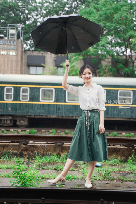 雨中打伞的女生废弃车站工厂